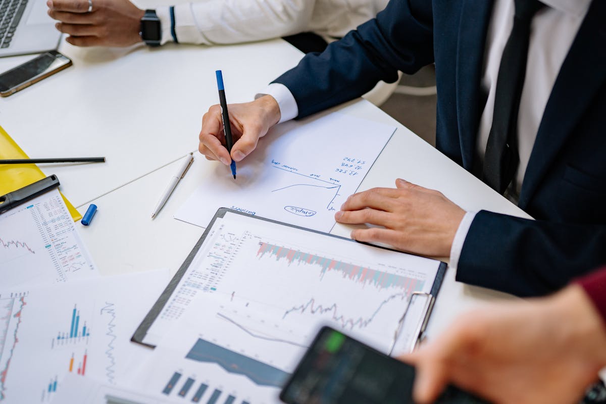 Financiering vinden: handtekening op contract